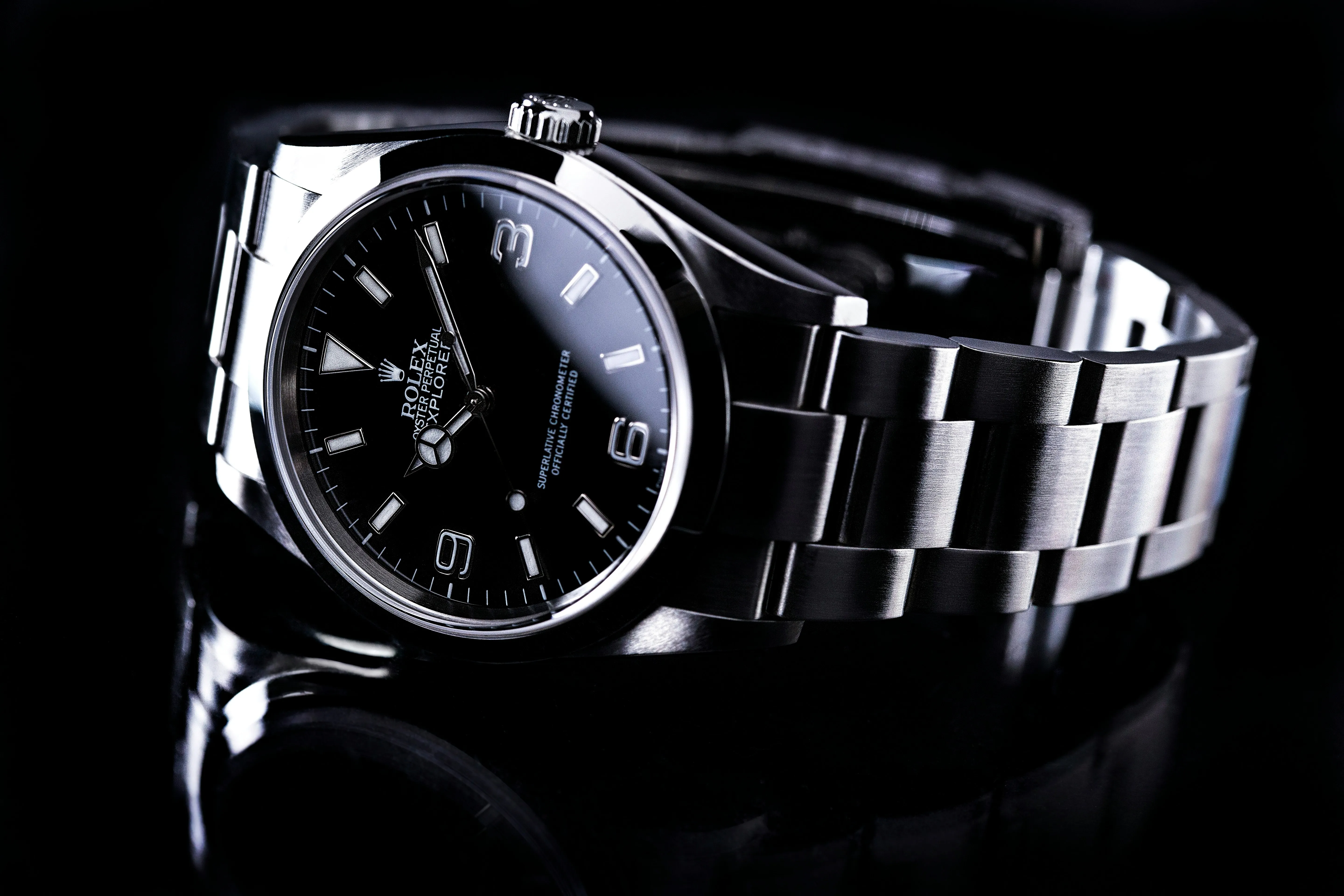 Relojero maestro examinando con lupa de aumento el calibre y engranajes de un reloj de precisión